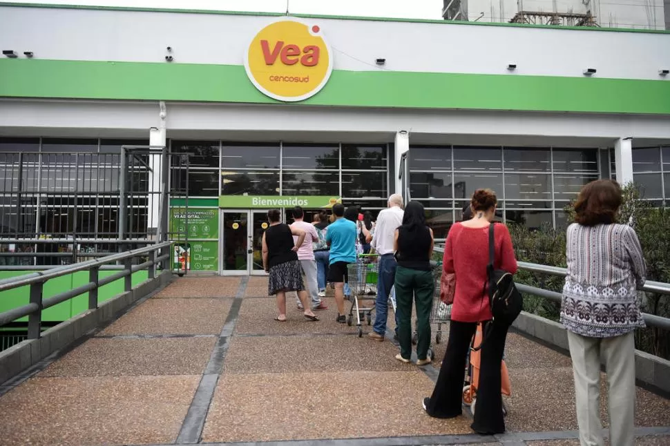 FILAS Y FALTANTES. Es lo que se observó ayer en los supermercados. la gaceta / fotos de analia jaramillo 