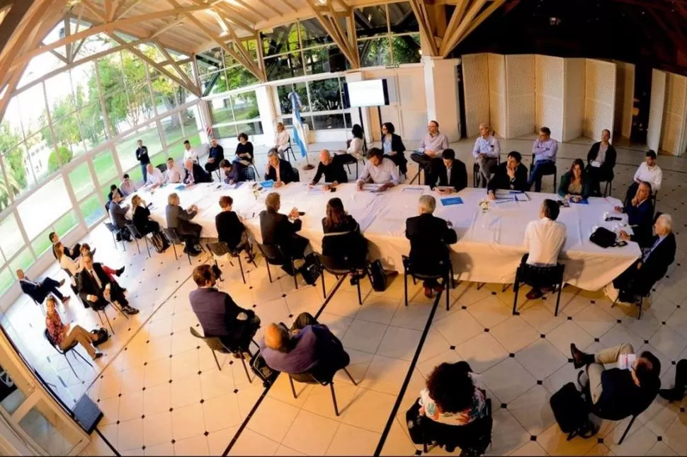 REUNIÓN PREVIA. Una amplia mesa de autoridades nacionales analizó con Fernández las acciones a seguir, antes de la conferencia de prensa del Presidente.