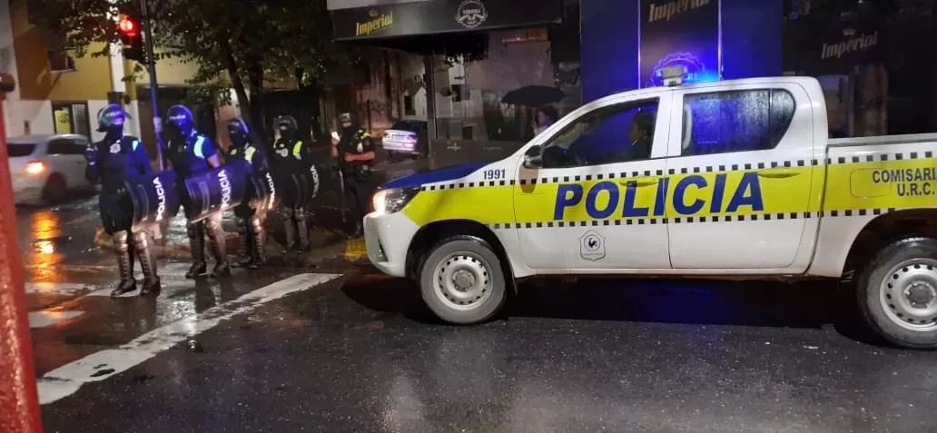 MEDIDAS. La Policía cerró los bares. 