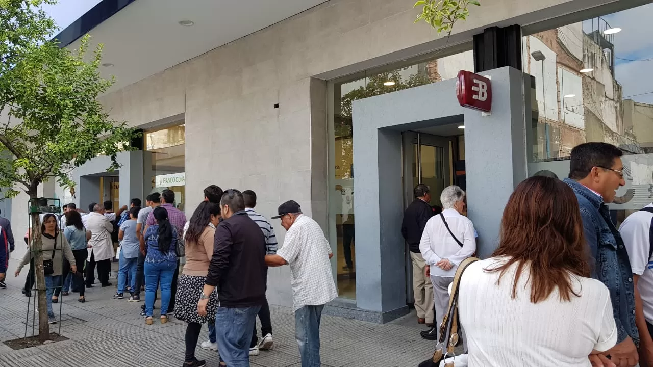 Otra vez las filas afuera de los bancos, a pesar del coronavirus.