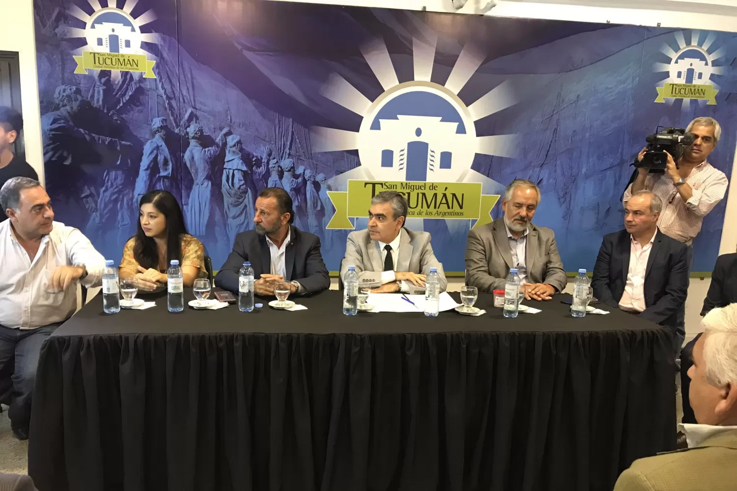 Conferencia de prensa. German Alfaro, acompañado del presidente del Concejo, Fernando Juri, y el secretario de Gobierno, Rodolfo Ocaranza. Foto tomada de Twitter/@alfarogerman 