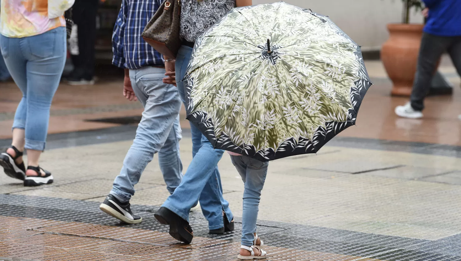 ¿CON O SIN? El paraguas será un aliado durante las primeras horas del día.