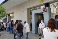 Los bancos siguen repletos a pesar de las advertencias por el coronavirus