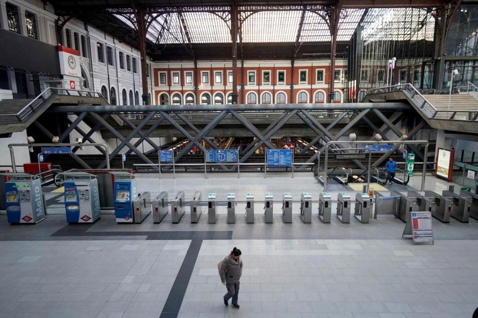 MADRID. Los andenes están vacíos en la estación de trenes Príncipe Pío.  reuters 