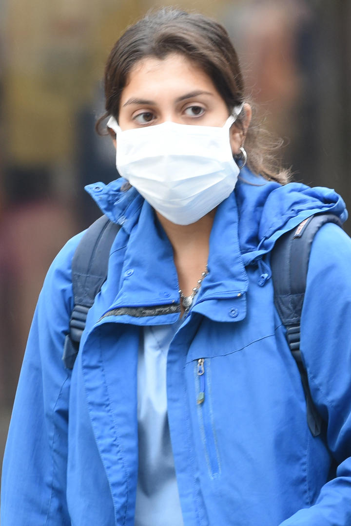 CON MEDIO ROSTRO CUBIERTO. Una transeúnte utiliza una mascarilla al caminar por las peatonales Mendoza y Muñecas. LA GACETA/ JUAN PABLO SÁNCHEZ NOLI