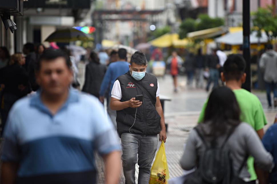 DE COMPRAS. Este peatón mantuvo sus actividades por el centro, pero también se resguardó al utilizar un barbijo. LA GACETA/ JUAN PABLO SÁNCHEZ NOLI