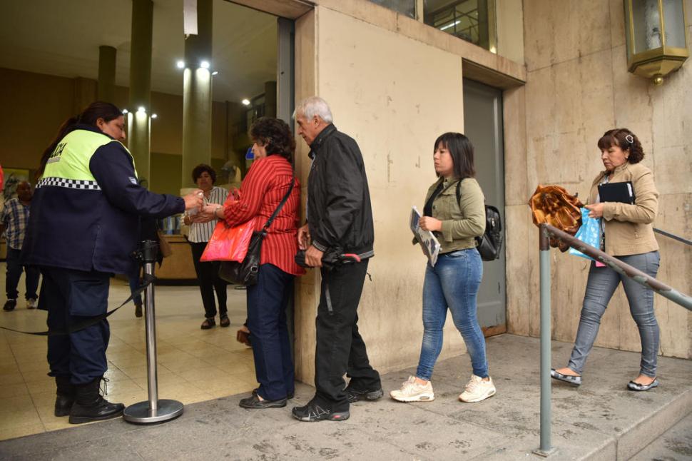 MAÑANA HABITUAL. La city bancaria fue uno de los puntos más concurridos. la gaceta / Foto de José Nuno