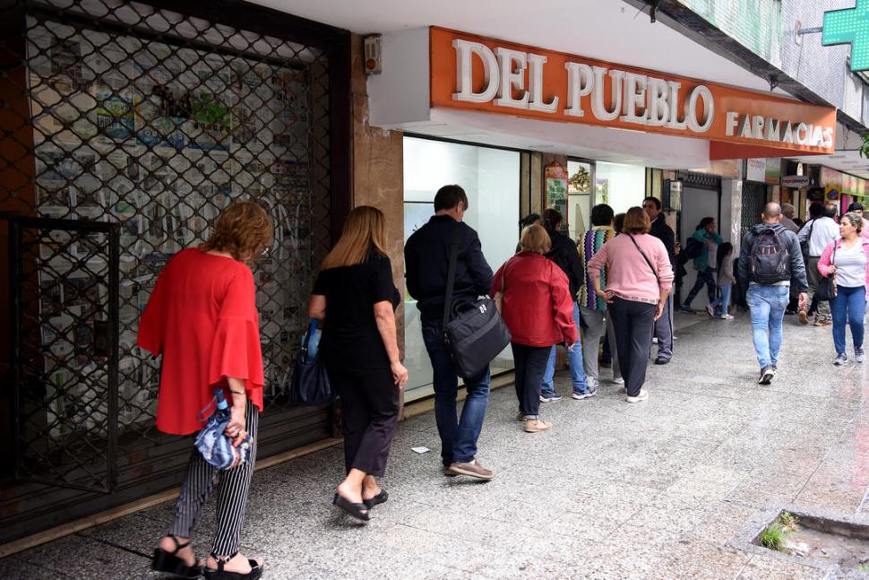 EN FARMACIAS. Alcohol en gel y barbijos, los productos más demandados. la gaceta / foto de inés quinteros orio