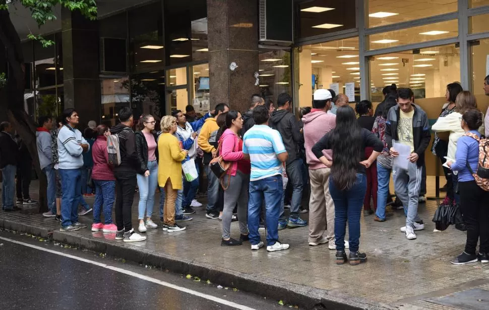 AGLOMERACIÓN. No respetaron el metro de distancia para evitar el contagio. la gaceta / Foto de José Nuno