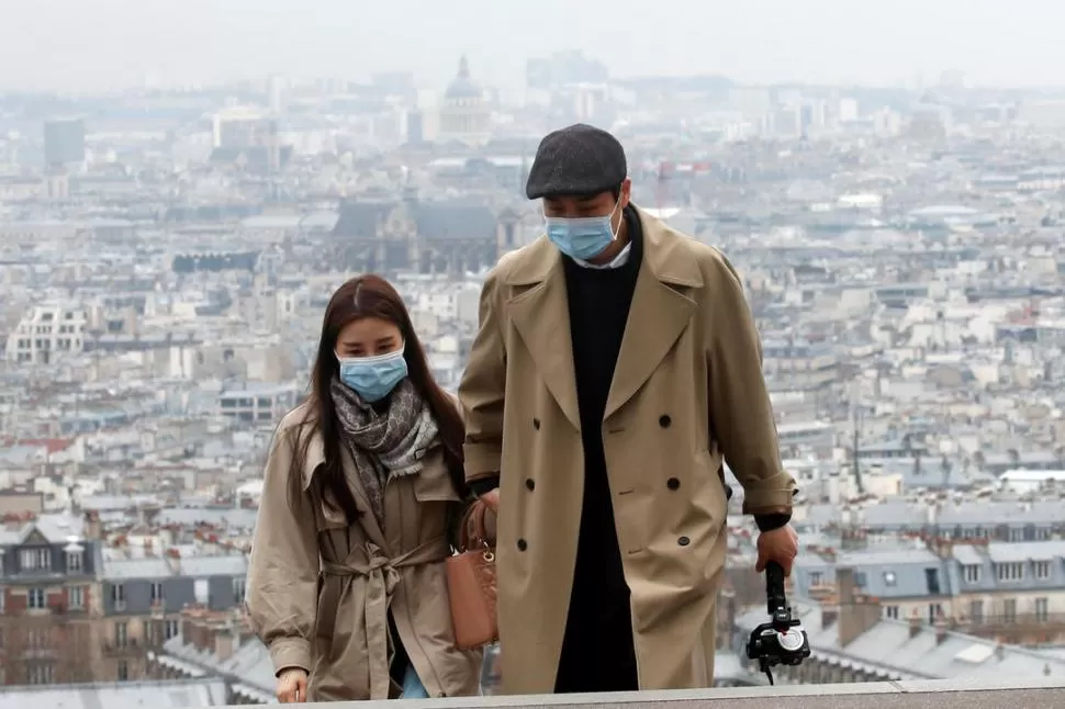 SIEMPRE PARÍS. Aunque sea con barbijo, los turistas no dejan de visitar la colina donde se encuentra la Basílica de Sacre Coeur, en el barrio de Montmartre.  reuters 