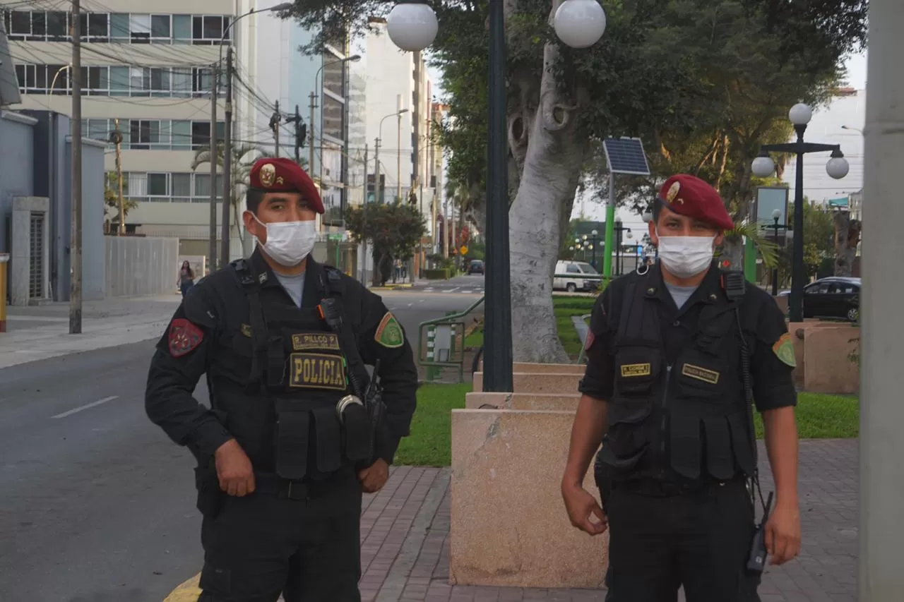 El ejército peruano se encarga de poner orden en una ciudad en pánico.