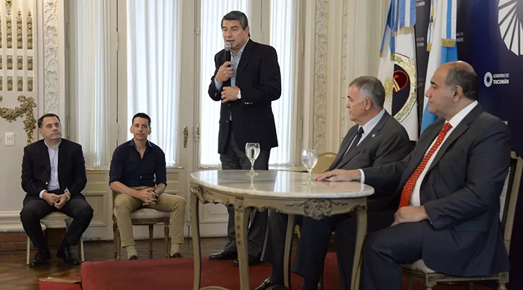 Maley refiriéndose a la situación en la provincia durante el encuentro en el Salón Blanco. FOTO DE PRENSA DE GOBIERNO