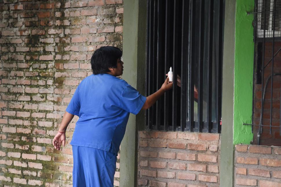 AGENTES SANITARIOS. Recorren el barrio revisando a los vecinos. 