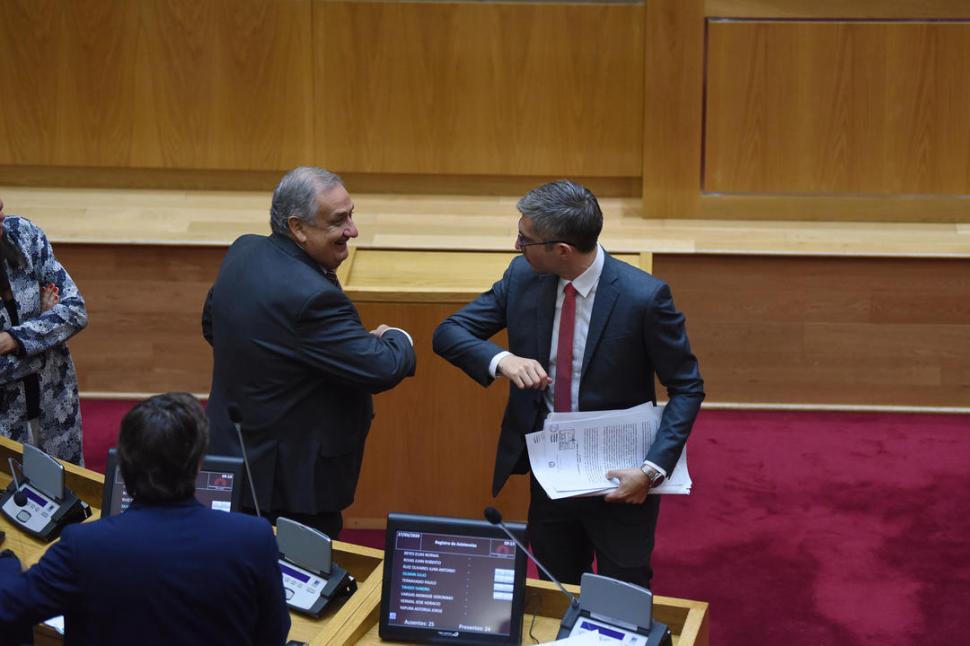 NO ES UNA DANZA. Ruiz Olivares (oficialista) y Canelada (UCR) practican el nuevo saludo.  