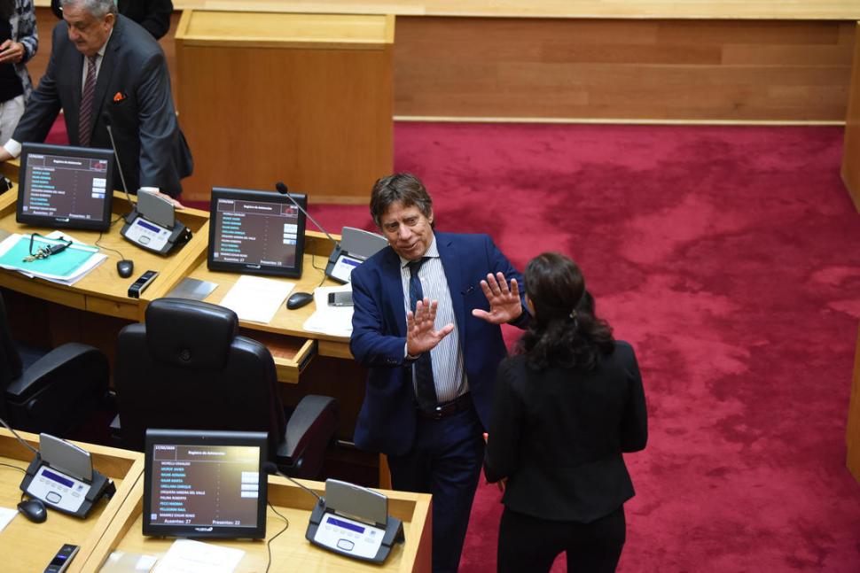 ¡ALTO AHÍ! Ricardo Bussi, jefe de Fuerza Republicana, sonriente, le indica con un gesto a su colega, Nadima Pecci, que mantenga la distancia.  