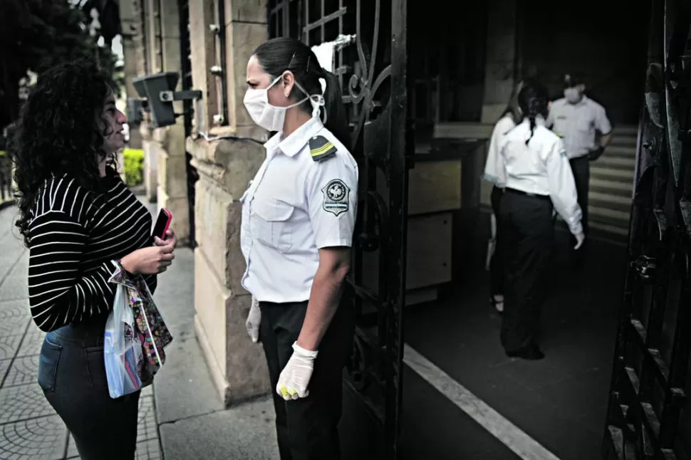 CON NUEVA INDUMENTARIA. Con barbijos y guantes de látex, personal policial realiza el control de acceso a la Casa de Gobierno, como medida preventiva contra el coronavirus. En ese edificio sólo habrá actividad matutina. la gaceta / foto de Juan Pablo Sanchez Noli