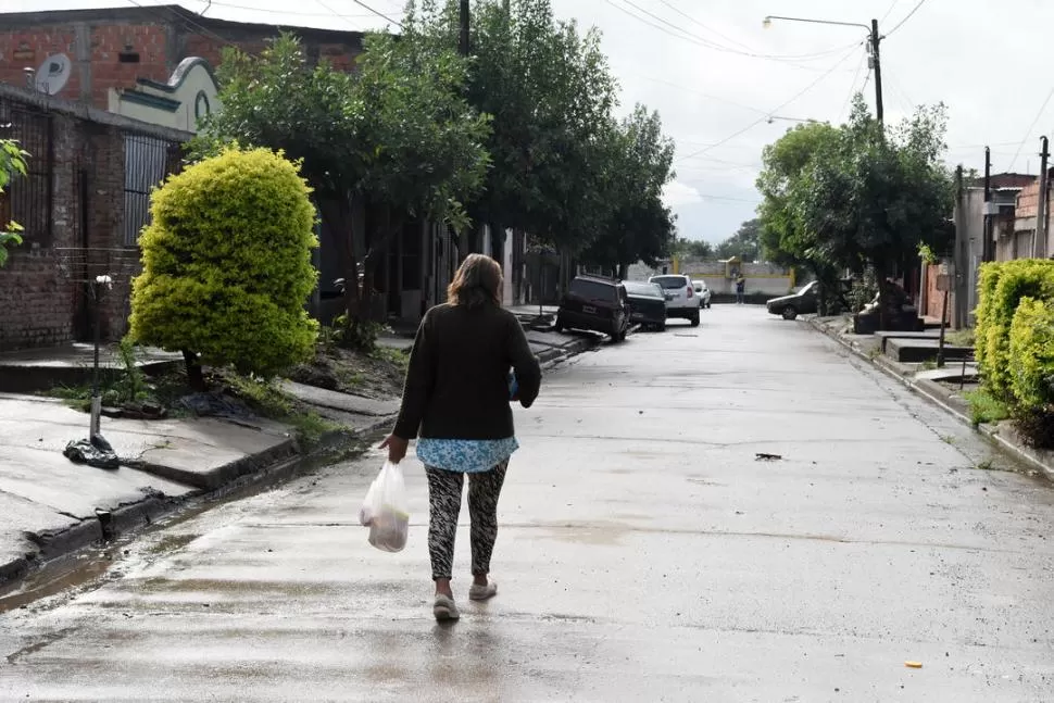 AGENTES SANITARIOS. Recorren el barrio revisando a los vecinos. la gaceta / fotos de analia jaramillo 