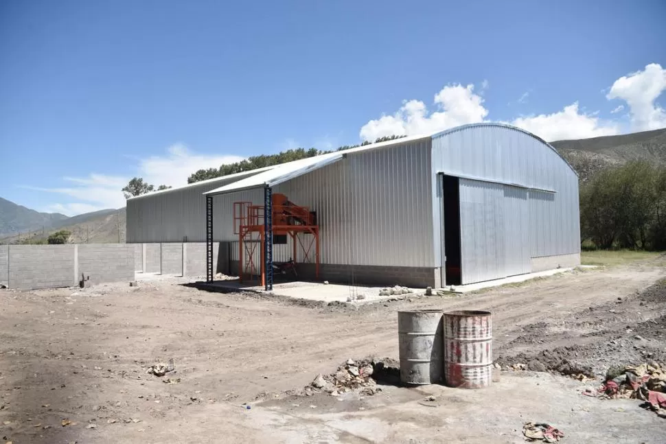 EL GALPÓN PRINCIPAL. Los trabajadores que se desempeñen aquí lo hará con ropa especial y deberán higienizarse antes de retirarse. 