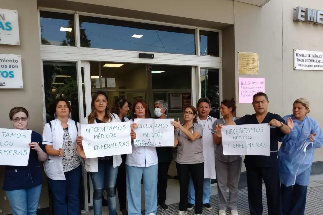 Los empleados protestaron con carteles y cánticos. 