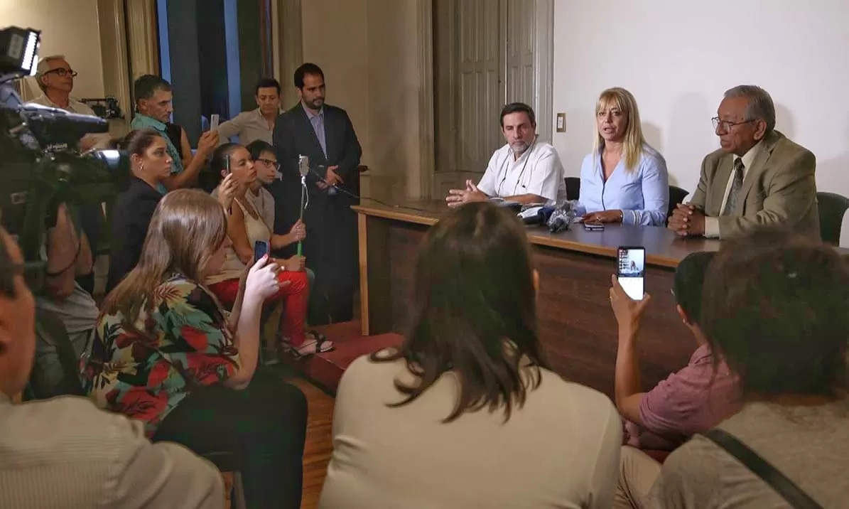 CONFERENCIA DE PRENSA. La ministra de Salud de la Provincia, Rossana Chahla, responde preguntas de periodistas en la Casa de Gobierno. ministerio de salud