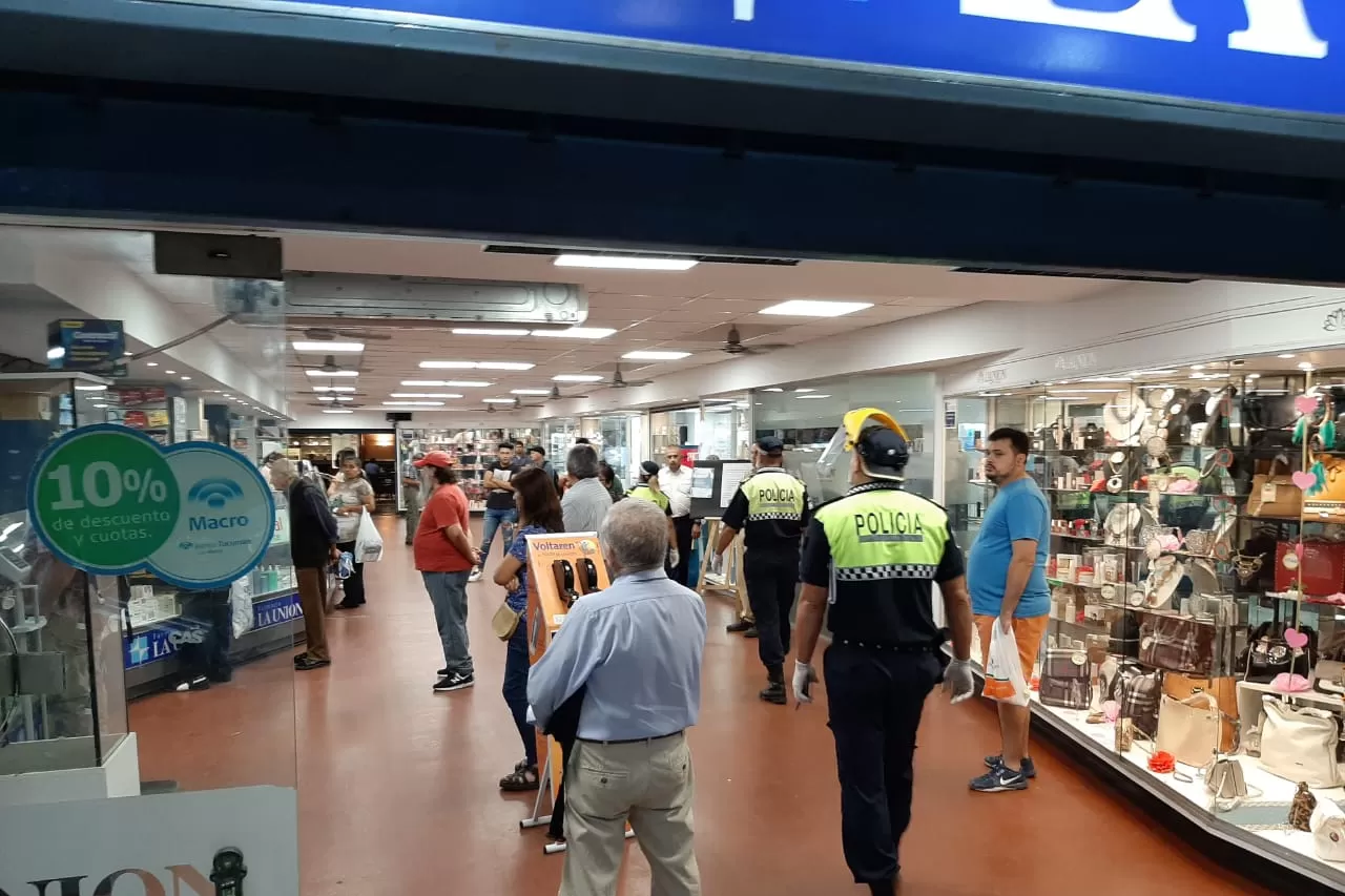 EN EL CENTRO. La Policía tucumana hoy salió a las calles tucumanas para realizar trabajos de prevención.  