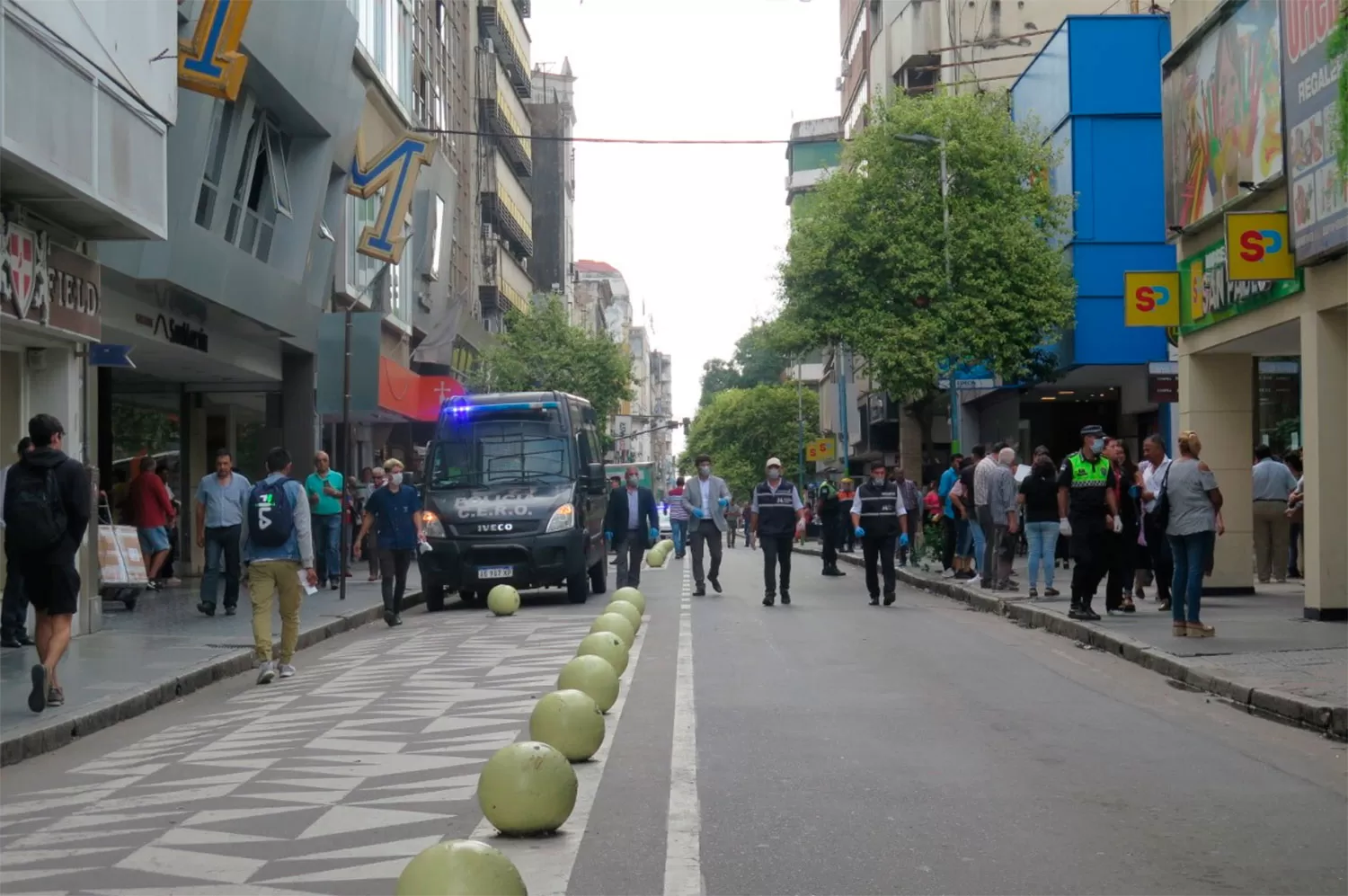 OPERATIVOS. Personal judicial recorrió el microcentro esta mañana.