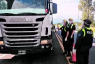 Por prevención, controlan hasta las filas que se forman en los bancos