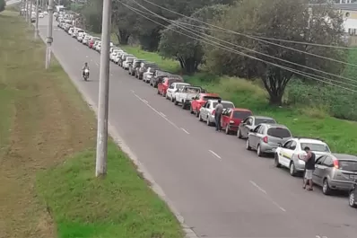 Esta mañana, casi dos kilómetros de fila de autos para entrar a un supermercado mayorista
