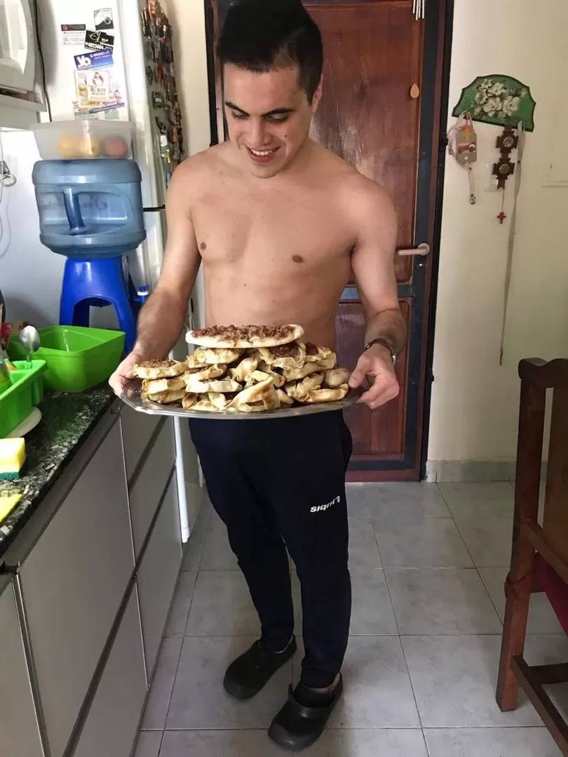 DE LA COCINA AL GARAGE. A la izquierda, Navarro llevando las sfijas para que las degusten. A la derecha, le hace frente a su firme rival. 