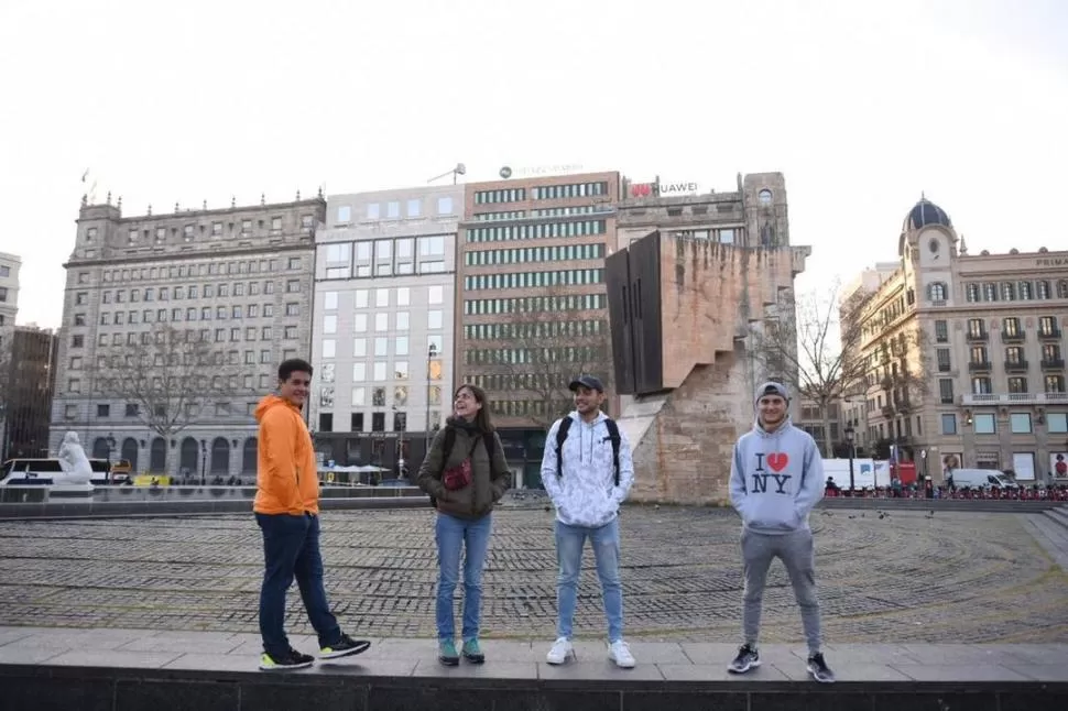 EN SUELO ESPAÑOL. Un grupo de tucumanos se encontró en Barcelona. 