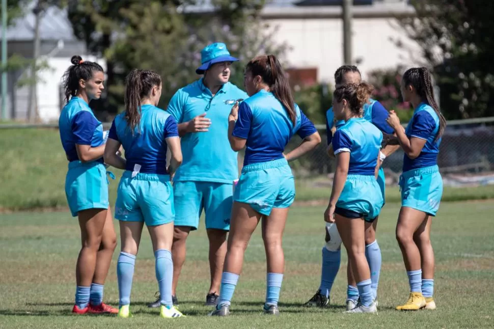 INDICACIONES. Emilio Valdez en los primeros compases de su trabajo como entrenador asistente en el seleccionado nacional femenino, en el que hay tucumanas. 