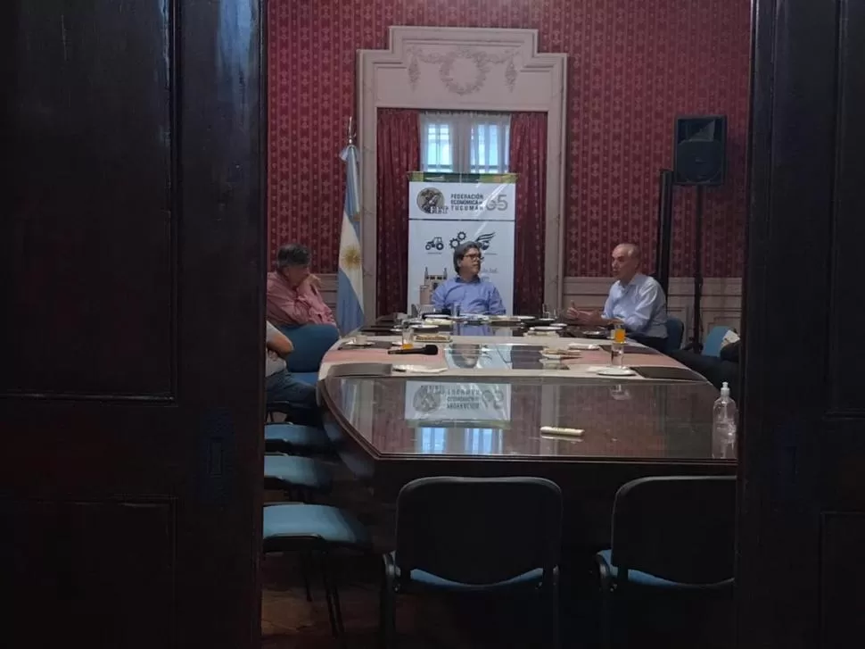 PRODUCCIÓN. Los empresarios de los sectores industriales de Tucumán se reunieron en la sede de la FET.  