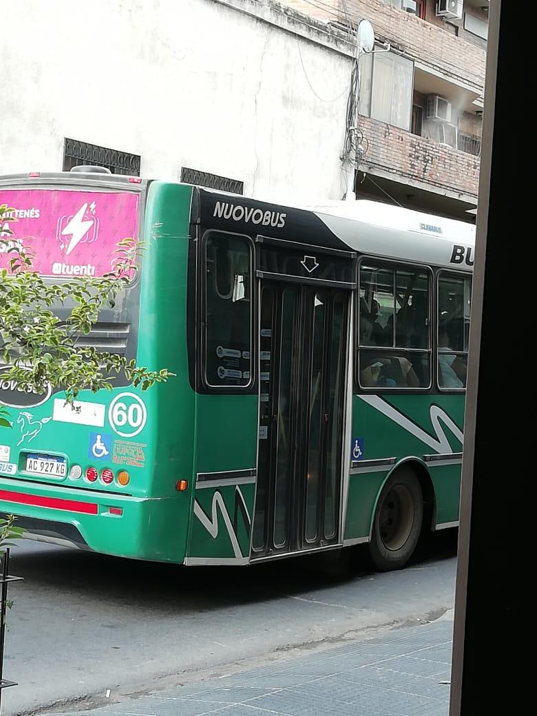 Pese al decreto, hubo colectivos que llevaron pasajeros parados