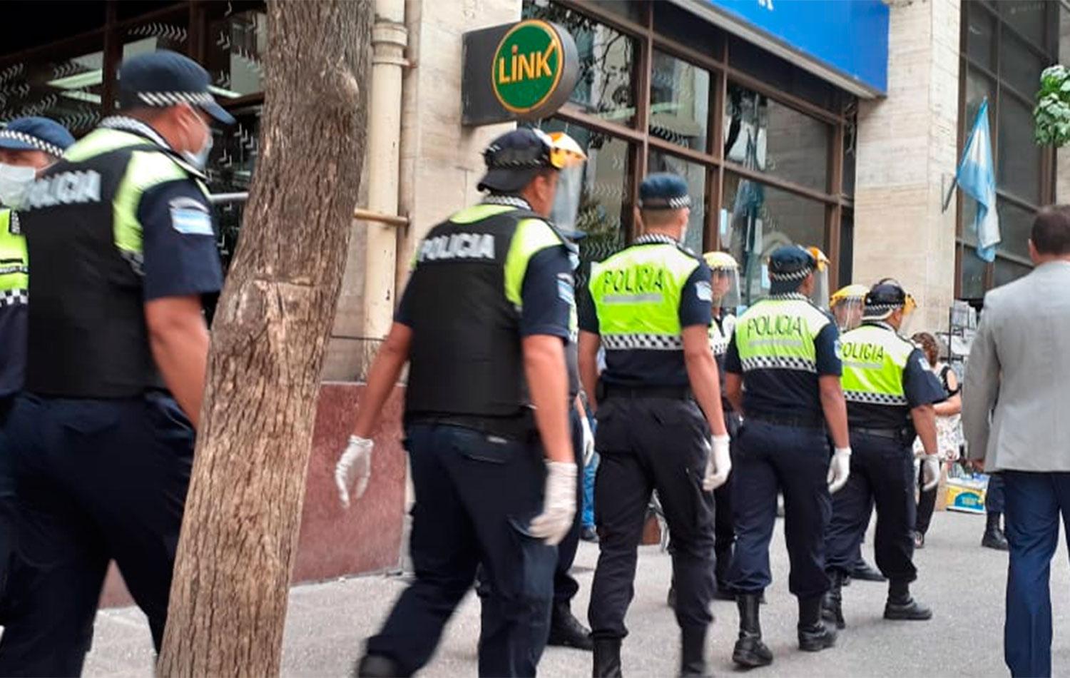 La Policía recorre el centro para que se cumplan las restricciones por el coronavirus