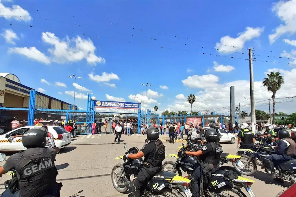 ORDEN. La Policía llegó para organizar las filas que se formaron en las inmediaciones del supermercado. FOTO TOMADA DE TWITTER.COM/JOSECITORS