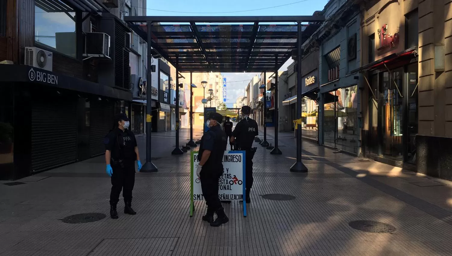 EN LA PEATONAL. Personal de la Policía Federal controló en la zona del microcentro tucumano.