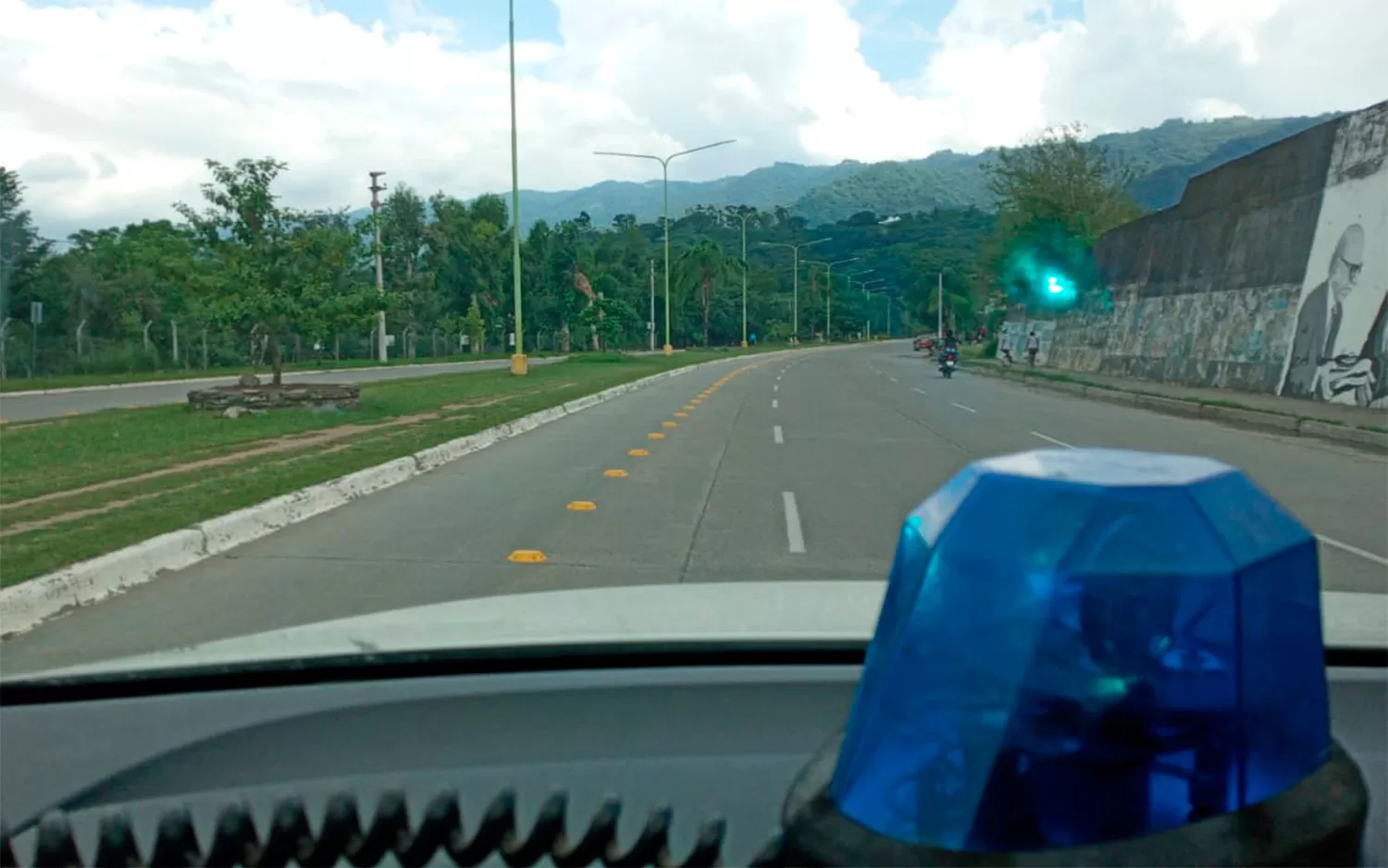 DESIERTA. Así está la avenida Perón ahora.