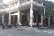 Pese a la cuarentena obligatoria, muchos ancianos hacen cola en los bancos