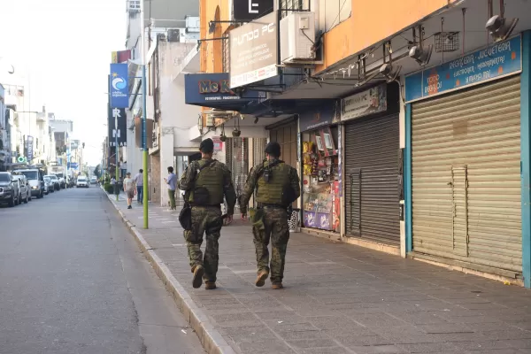 Video: la Policía recorre las calles y le pide a la gente que se vaya a su casa