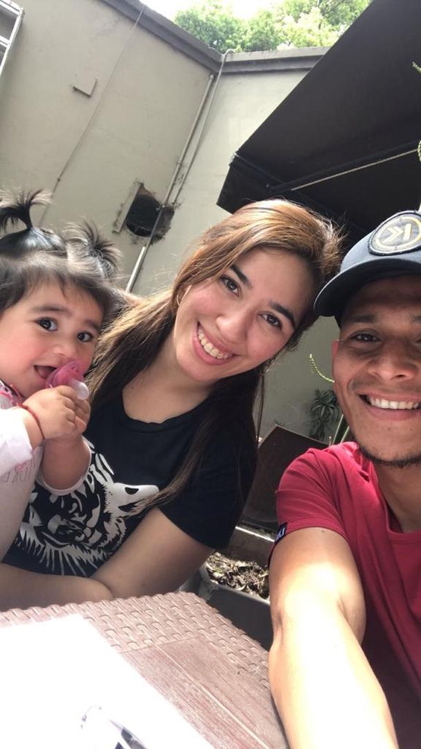 FELICES. Lucas, Laura e Isabella se toman una selfie, sonriendo a pesar de todo. 