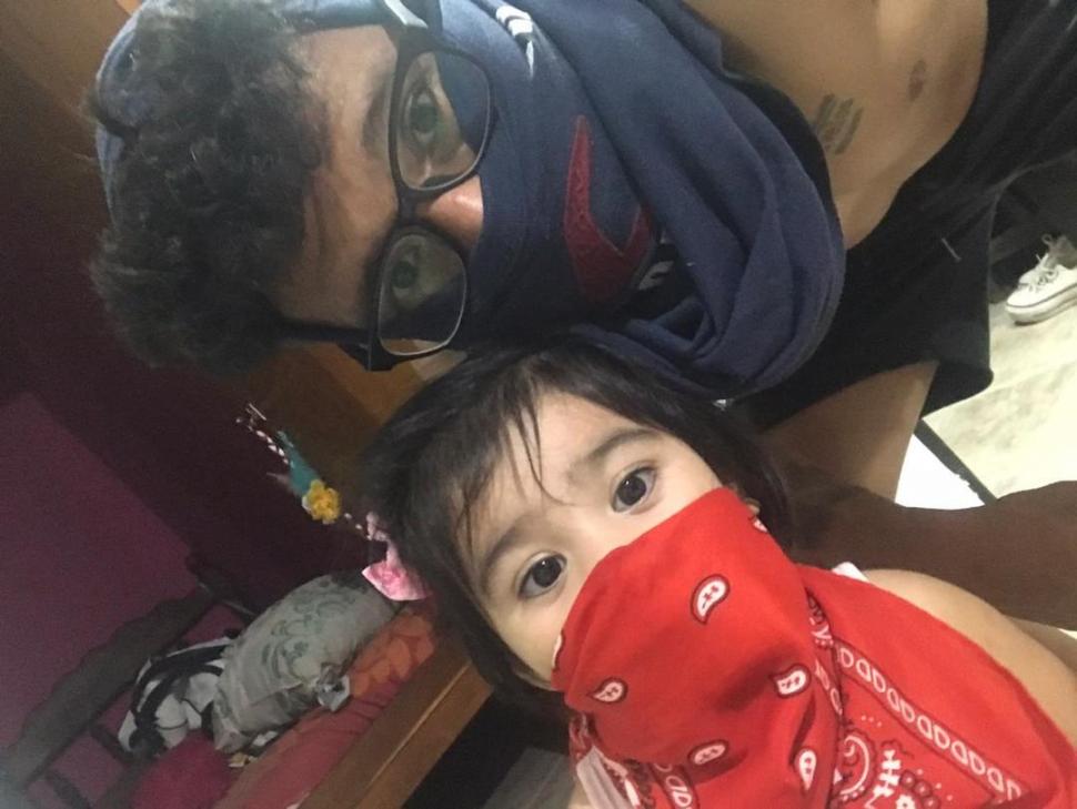“QUEREMOS COMER”. Diarte y su hija aparecen con sus caras semitapadas. “Fue un piquete para apurar la comida”, dijo.
