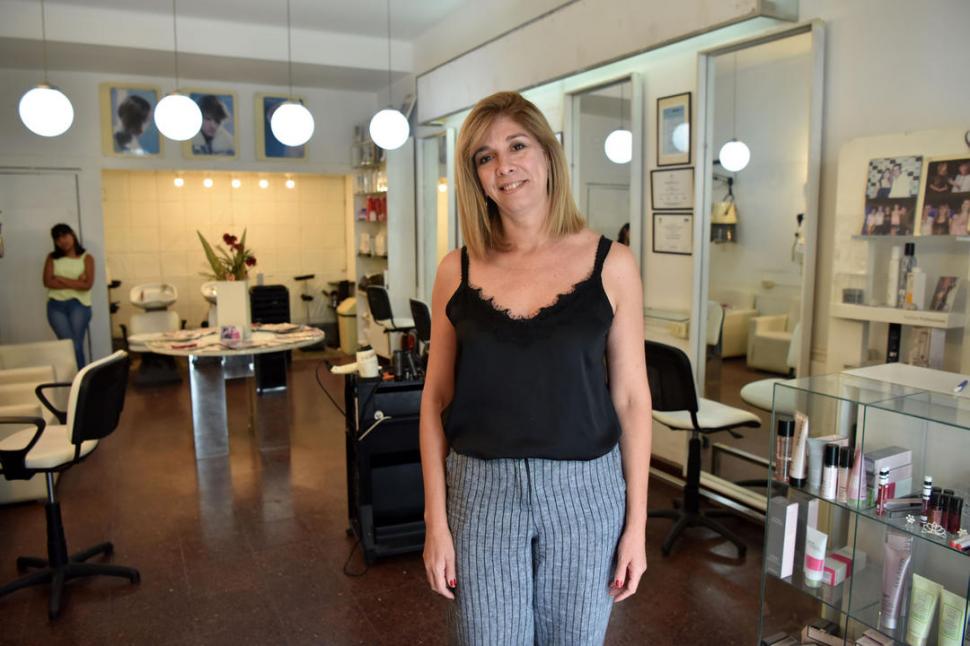 turnos cancelados y salón vacío Paula González está en el rubro hace 27 años. Contó que esta semana sufrió muchas cancelaciones dado que la mayoría de sus clientas son mujeres mayores. Dijo que espera el apoyo de la Provincia y de la Nación. 