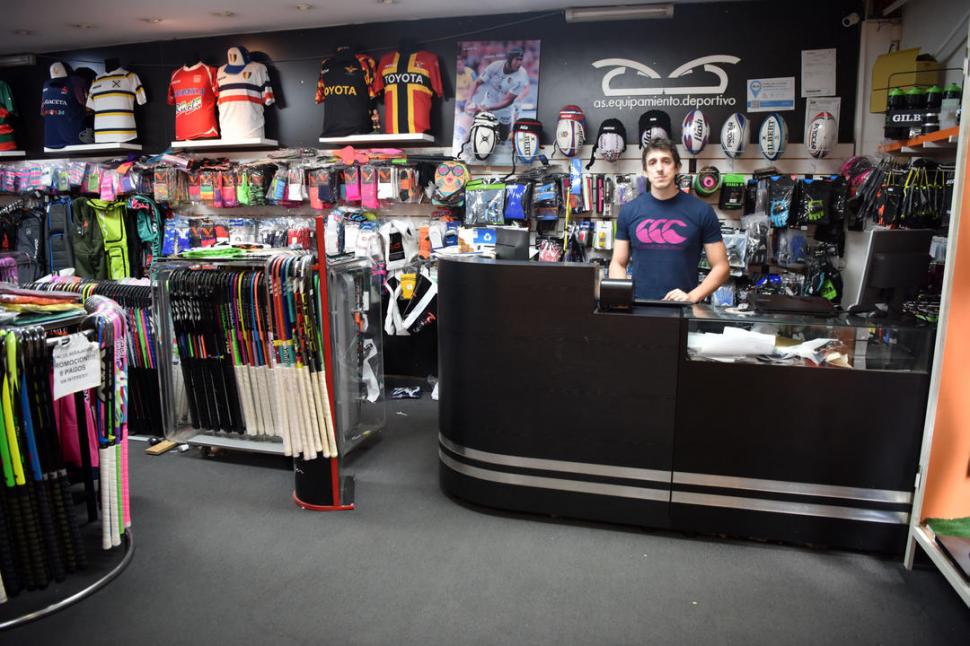 LLENO DE MERCADERÍA; VACÍO DE GENTEDiego Citerio se expresó preocupado de cara al futuro. Dijo que siete familias dependen de las ventas de artículos deportivos, pero que todo se derrumbó esta semana. Teme que la cuarentena sea más extensa.