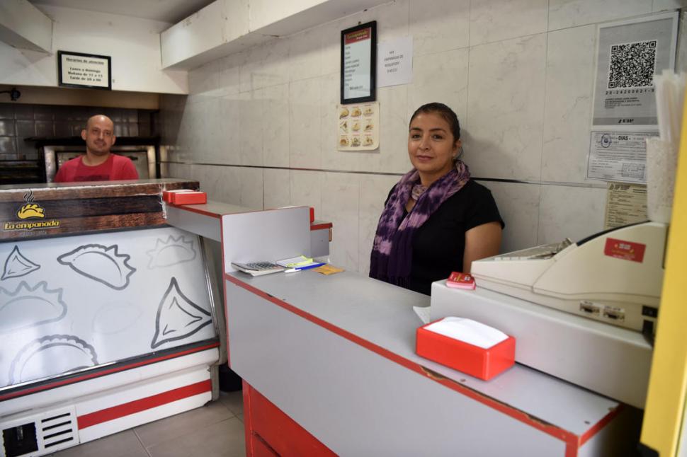 SIN VENTAS NI APETITO. Francisco y Daniela contaron que esta semana ingresaron muy pocos clientes y que las ventas cayeron un 95%. Explicaron que son seis familias las que viven de los ingresos generados por la venta de empanadas.