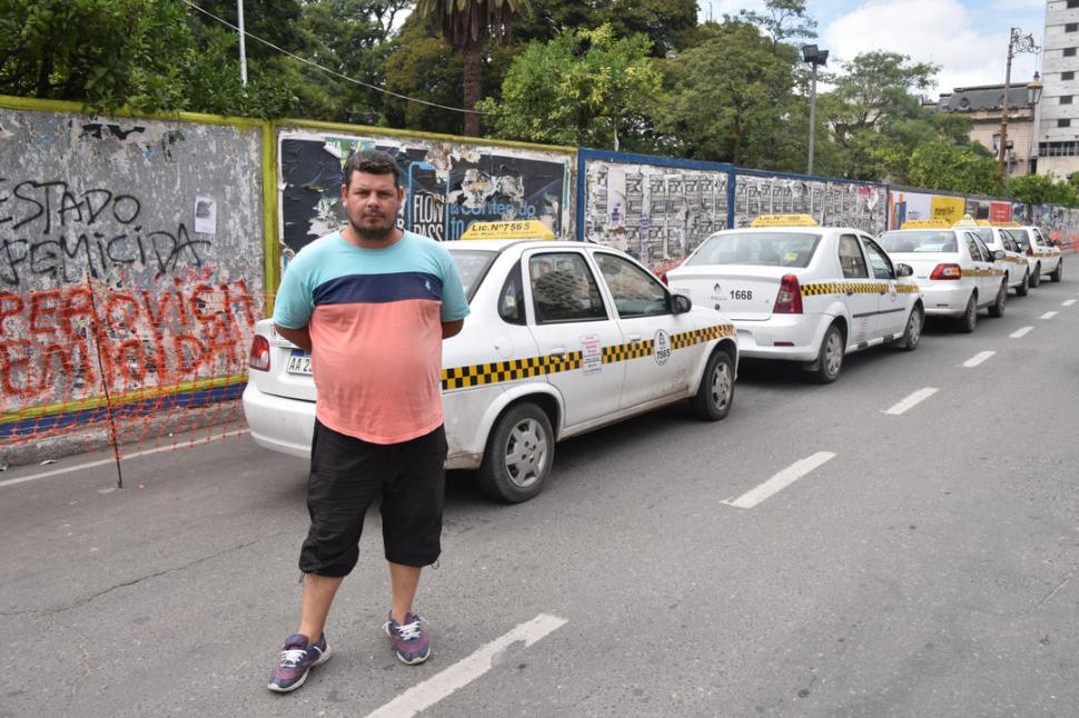 Sin viajes hasta nuevo avisoEl taxista Agustín Javier lleva el sustento para su esposa y sus cuatro hijos. Dijo que hay días de esta semana en los que sólo pudo juntar $ 250 luego de 15 horas de trabajo. Pide asistencia alimentaria al Gobierno.