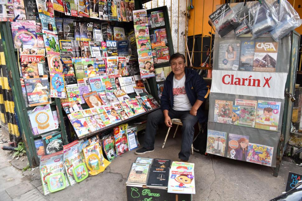 Incertidumbre de cara al futuroEdgar Apaza dijo que sus clientes dejaron de pasar por el quiosco que tiene en Laprida al 100. Dijo que el quiosco que tiene es el único ingreso de toda su familia. Sin embargo, respaldó la cuarentena contra el virus.