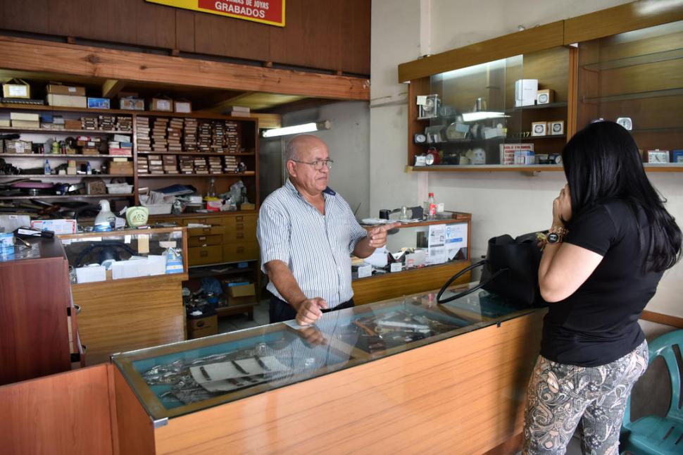 VIVE DE LA RECAUDACIÓN DEL DÍACon la relojería cerrada, Víctor Hugo dijo que no sabe cómo hará para subsistir durante la cuarentena. Explicó que con su colega Francisco Molina dependen de la gente que anda por la calle para tener ingresos.
