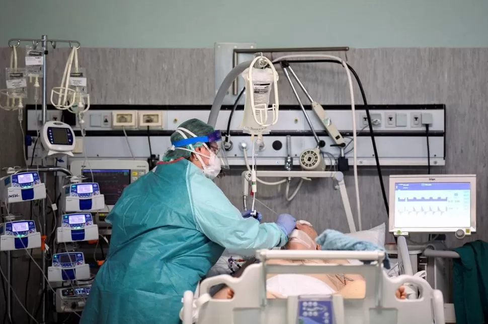 PROTECCIÓN. En el hospital de Oglio Po, en Cremona, el personal atiende cubierto para evitar contagios.  reuters