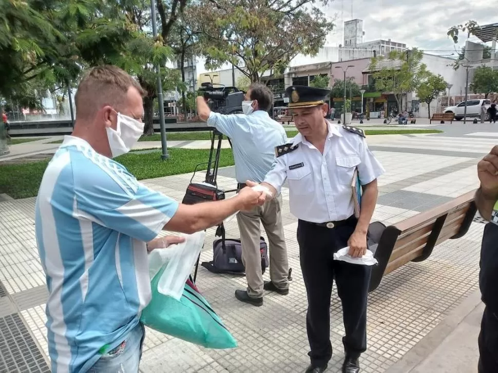 EN LA PLAZA MITRE. Un ciudadano distribuyó, de manera gratuita, barbijos en la “Perla del Sur”.  