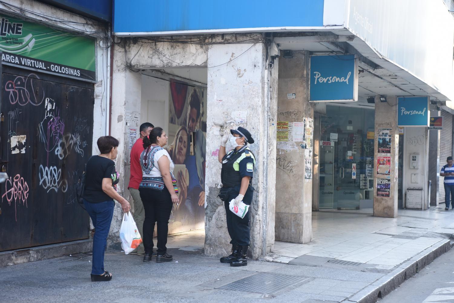 Video: la Policía recorre las calles y le pide a la gente que se vaya a su casa